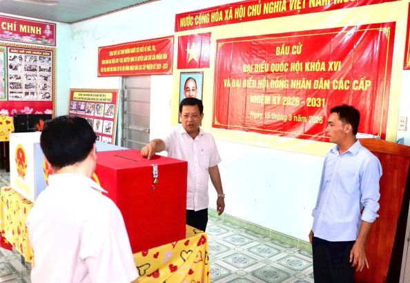 Chiều 11/3, ông Nguyễn Văn Nghĩa, Bí thư Đảng ủy, Chủ tịch HĐND xã, Trưởng Ban chỉ đạo bầu cử xã Phú Hòa Đông kiểm tra thực tế 1 số khu vực bỏ phiếu bầu cử đại biểu Quốc hội khóa XVI và đại biểu HĐND các cấp nhiệm kỳ 2026-2031 trên địa bàn xã.