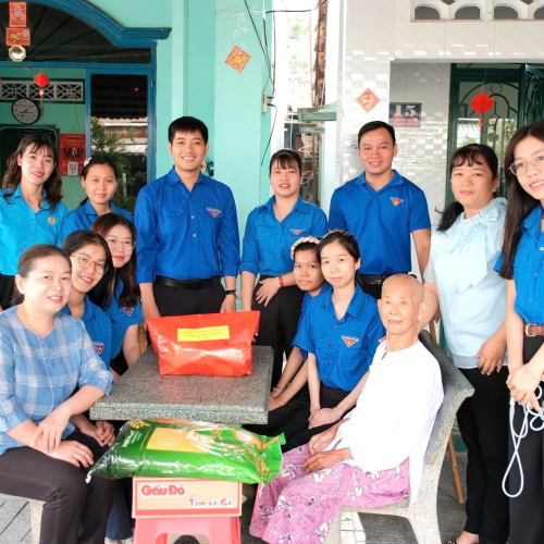 TUỔI TRẺ TÂN TRUNG DÂNG HƯƠNG TƯỞNG NIỆM CHĂM LO GIA ĐÌNH CHÍNH SÁCH