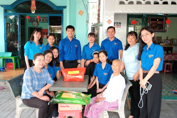 TUỔI TRẺ TÂN TRUNG DÂNG HƯƠNG TƯỞNG NIỆM, CHĂM LO GIA ĐÌNH CHÍNH SÁCH