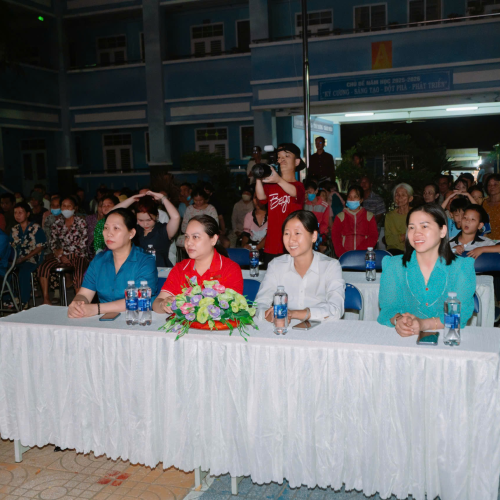 TRAO TẶNG 200 PHẦN QUÀ CHO NGƯỜI DÂN XÃ PHÚ HÒA ĐÔNG TẠI TRƯỜNG TIỂU HỌC PHÚ HÒA ĐÔNG