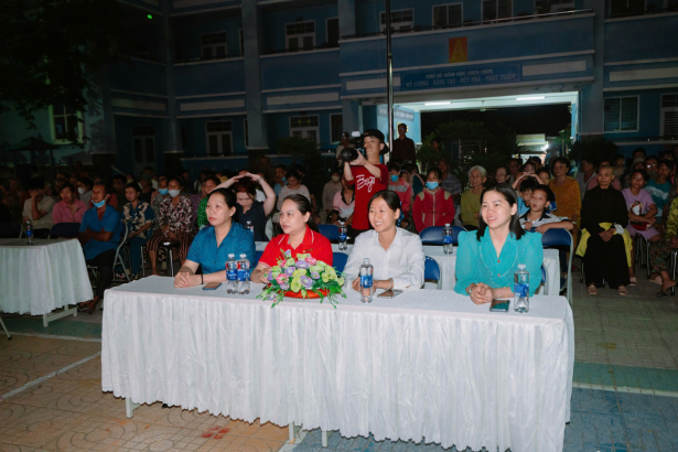 TRAO TẶNG 200 PHẦN QUÀ CHO NGƯỜI DÂN XÃ PHÚ HÒA ĐÔNG TẠI TRƯỜNG TIỂU HỌC PHÚ HÒA ĐÔNG