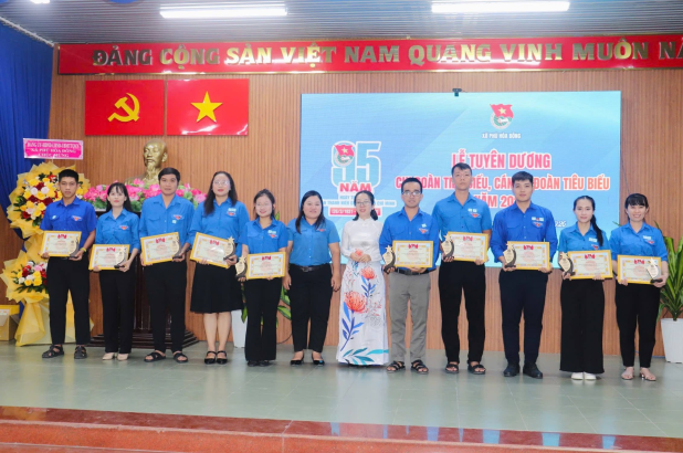 TUYÊN DƯƠNG CHI ĐOÀN VÀ CÁN BỘ ĐOÀN TIÊU BIỂU XÃ PHÚ HÒA ĐÔNG NĂM 2026