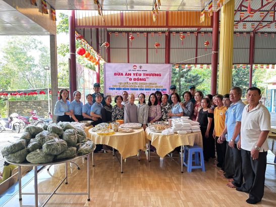 NỮ TU LÀM CÔNG TÁC XÃ HỘI TỪ THIỆN VỚI “BỮA ĂN YÊU THƯƠNG” HÀNG THÁNG