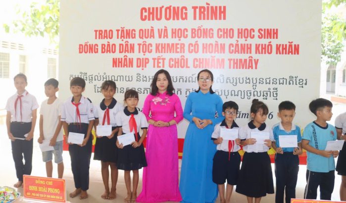 CHƯƠNG TRÌNH TRAO TẶNG QUÀ HỌC BỔNG CHO HỌC SINH ĐỒNG BÀO DÂN TỘC KHMER NHÂN DỊP TẾT CHÔL CHNĂM THMÂY VÀ TỔ CHỨC TUYÊN TRUYỀN VỀ PHÒNG CHỐNG TỆ NẠN MA TUÝ VÀ KỸ NĂNG PHÒNG CHÁY CHỮA CHÁY