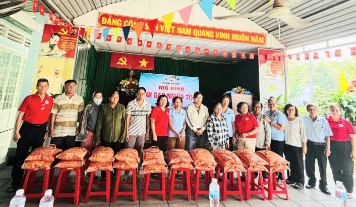 TIẾP TỤC THỰC HIỆN MÔ HÌNH TÚI GẠO NGHĨA TÌNH