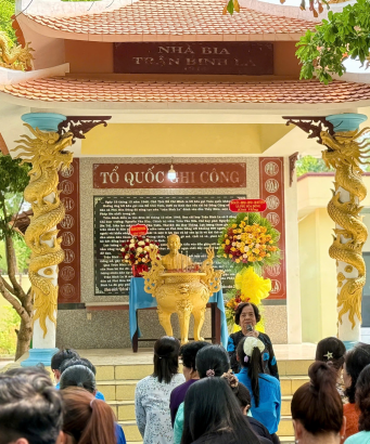 HỘI LHTN VIỆT NAM XÃ PHỐI HỢP HỘI LHPN XÃ PHÚ HÒA ĐÔNG TỔ CHỨC KỂ CHUYỆN TRUYỀN THỐNG TẠI NHÀ BIA TRẬN BINH LA