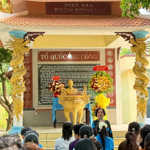 HỘI LHTN VIỆT NAM XÃ PHỐI HỢP HỘI LHPN XÃ PHÚ HÒA ĐÔNG TỔ CHỨC KỂ CHUYỆN TRUYỀN THỐNG TẠI NHÀ BIA TRẬN BINH LA