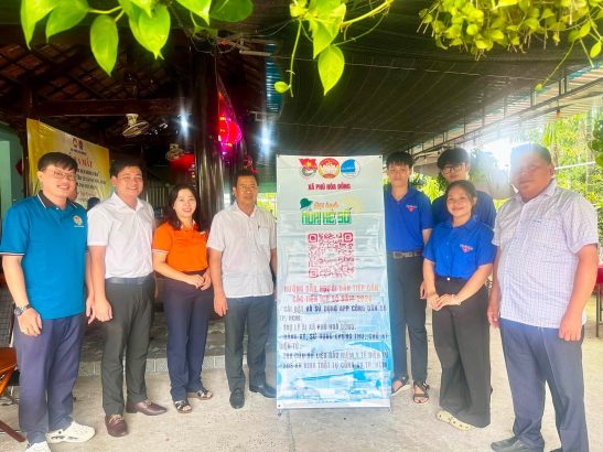 ĐỘI HÌNH MÙA HÈ SỐ XÃ PHÚ HÒA ĐÔNG HỖ TRỢ NGƯỜI DÂN TIẾP CẬN CÁC TIỆN ÍCH SỐ