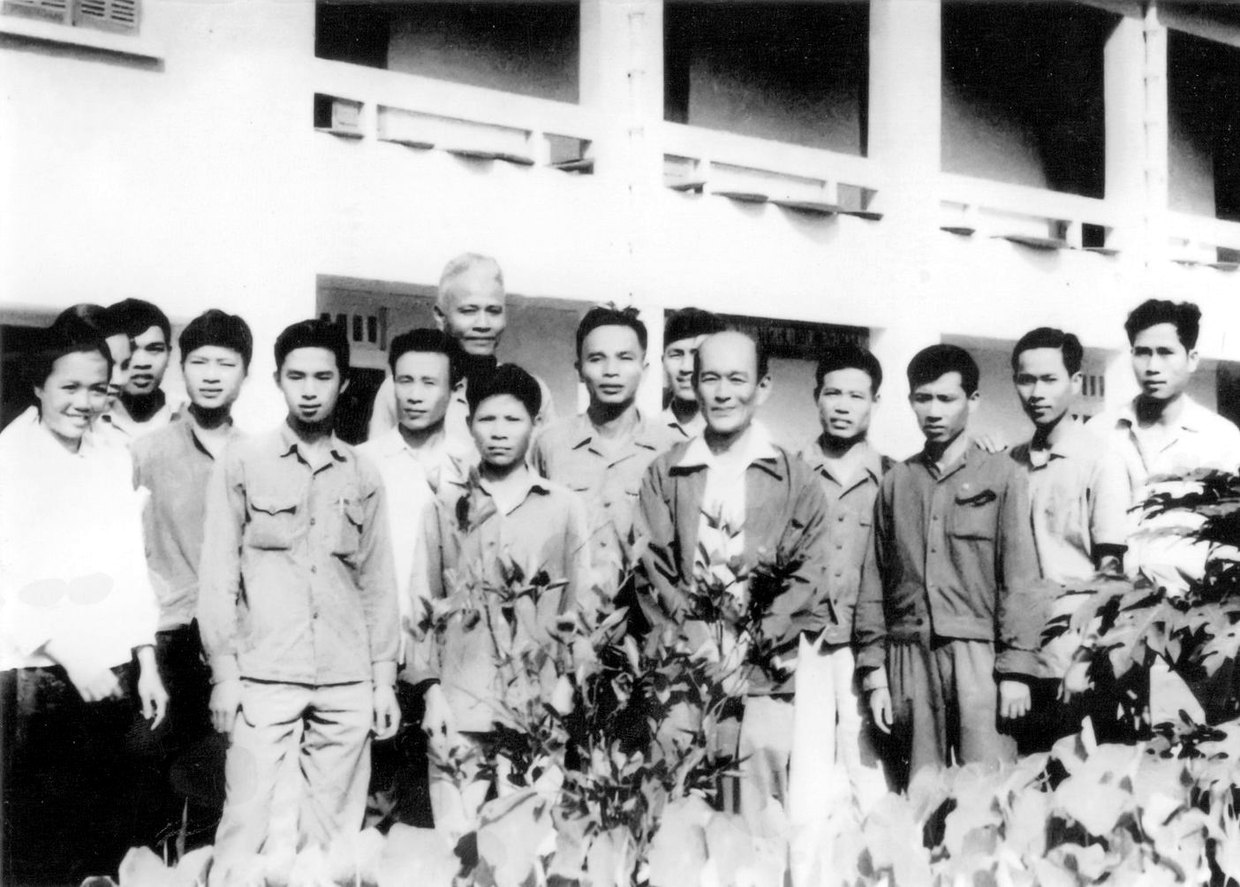 Nhà nông học Lương Định Của cùng cán bộ Viện Cây lương thực và Cây thực phẩm